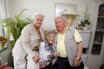 Rotterdam 13 mei 2015
Op bezoek thuis bij zangeres Annie de Reuver die inmiddels 98 jaar oud is en in een verzorgingstehuis woont. Coby v Toor en Bas v Toor komen regelmatig op bezoek bij haar.