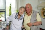 Rotterdam 13 mei 2015
Op bezoek thuis bij zangeres Annie de Reuver die inmiddels 98 jaar oud is en in een verzorgingstehuis woont. Coby v Toor en Bas v Toor komen regelmatig op bezoek bij haar.