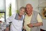 Rotterdam 13 mei 2015
Op bezoek thuis bij zangeres Annie de Reuver die inmiddels 98 jaar oud is en in een verzorgingstehuis woont. Coby v Toor en Bas v Toor komen regelmatig op bezoek bij haar.