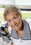 Rotterdam 13 mei 2015
Op bezoek thuis bij zangeres Annie de Reuver die inmiddels 98 jaar oud is en in een verzorgingstehuis woont. Bas en Coby v Toor komen regelmatig op bezoek bij haar.