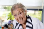 Rotterdam 13 mei 2015
Op bezoek thuis bij zangeres Annie de Reuver die inmiddels 98 jaar oud is en in een verzorgingstehuis woont. Bas en Coby v Toor komen regelmatig op bezoek bij haar.