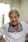 Rotterdam 13 mei 2015
Op bezoek thuis bij zangeres Annie de Reuver die inmiddels 98 jaar oud is en in een verzorgingstehuis woont. Bas en Coby v Toor komen regelmatig op bezoek bij haar.