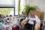 Rotterdam 13 mei 2015
Op bezoek thuis bij zangeres Annie de Reuver die inmiddels 98 jaar oud is en in een verzorgingstehuis woont. Bas en Coby v Toor komen regelmatig op bezoek bij haar.