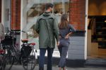 Amsterdam 19 mei 2015
Arie Boomsma fiets langs de winkel waar zijn vriendin Romy Houwer werkt. Daarna haalt hij een vers sapje .