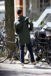 Amsterdam 19 mei 2015
Arie Boomsma fiets langs de winkel waar zijn vriendin Romy Houwer werkt. Daarna haalt hij een vers sapje .