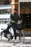 Amsterdam 19 mei 2015
Arie Boomsma fiets langs de winkel waar zijn vriendin Romy Houwer werkt. Daarna haalt hij een vers sapje .