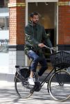 Amsterdam 19 mei 2015
Arie Boomsma fiets langs de winkel waar zijn vriendin Romy Houwer werkt. Daarna haalt hij een vers sapje .