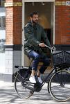 Amsterdam 19 mei 2015
Arie Boomsma fiets langs de winkel waar zijn vriendin Romy Houwer werkt. Daarna haalt hij een vers sapje .