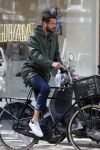 Amsterdam 19 mei 2015
Arie Boomsma fiets langs de winkel waar zijn vriendin Romy Houwer werkt. Daarna haalt hij een vers sapje .