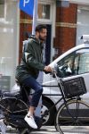 Amsterdam 19 mei 2015
Arie Boomsma fiets langs de winkel waar zijn vriendin Romy Houwer werkt. Daarna haalt hij een vers sapje .