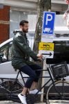 Amsterdam 19 mei 2015
Arie Boomsma fiets langs de winkel waar zijn vriendin Romy Houwer werkt. Daarna haalt hij een vers sapje .