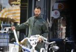 Amsterdam 19 mei 2015
Arie Boomsma fiets langs de winkel waar zijn vriendin Romy Houwer werkt. Daarna haalt hij een vers sapje .