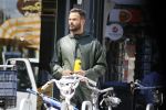 Amsterdam 19 mei 2015
Arie Boomsma fiets langs de winkel waar zijn vriendin Romy Houwer werkt. Daarna haalt hij een vers sapje .