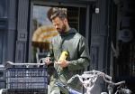 Amsterdam 19 mei 2015
Arie Boomsma fiets langs de winkel waar zijn vriendin Romy Houwer werkt. Daarna haalt hij een vers sapje .