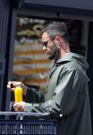 Amsterdam 19 mei 2015
Arie Boomsma fiets langs de winkel waar zijn vriendin Romy Houwer werkt. Daarna haalt hij een vers sapje .