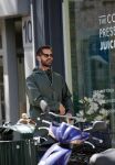 Amsterdam 19 mei 2015
Arie Boomsma fiets langs de winkel waar zijn vriendin Romy Houwer werkt. Daarna haalt hij een vers sapje .