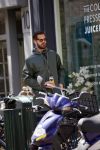 Amsterdam 19 mei 2015
Arie Boomsma fiets langs de winkel waar zijn vriendin Romy Houwer werkt. Daarna haalt hij een vers sapje .