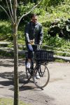 Amsterdam 19 mei 2015
Arie Boomsma fiets langs de winkel waar zijn vriendin Romy Houwer werkt. Daarna haalt hij een vers sapje .