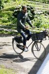 Amsterdam 19 mei 2015
Arie Boomsma fiets langs de winkel waar zijn vriendin Romy Houwer werkt. Daarna haalt hij een vers sapje .
