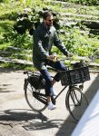 Amsterdam 19 mei 2015
Arie Boomsma fiets langs de winkel waar zijn vriendin Romy Houwer werkt. Daarna haalt hij een vers sapje .