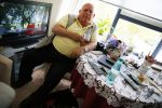 Rotterdam 13 mei 2015
Op bezoek thuis bij zangeres Annie de Reuver die inmiddels 98 jaar oud is en in een verzorgingstehuis woont. Bas v Toor komen regelmatig op bezoek bij haar.
