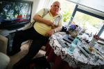 Rotterdam 13 mei 2015
Op bezoek thuis bij zangeres Annie de Reuver die inmiddels 98 jaar oud is en in een verzorgingstehuis woont. Bas v Toor komen regelmatig op bezoek bij haar.