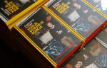 Amsterdam 26 mei 2015
Presenatie boek Bastiaan Ragas. Hij reikt het eerste boek uit aan zijn vader. Tooske Ragas en hun kinderen zijn ook aanwezig in cafe Gruter.