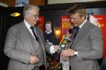 Amsterdam 26 mei 2015
Presenatie boek Bastiaan Ragas. Hij reikt het eerste boek uit aan zijn vader. Tooske Ragas en hun kinderen zijn ook aanwezig in cafe Gruter.