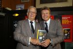 Amsterdam 26 mei 2015
Presenatie boek Bastiaan Ragas. Hij reikt het eerste boek uit aan zijn vader. Tooske Ragas en hun kinderen zijn ook aanwezig in cafe Gruter.
