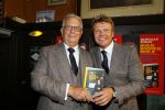 Amsterdam 26 mei 2015
Presenatie boek Bastiaan Ragas. Hij reikt het eerste boek uit aan zijn vader. Tooske Ragas en hun kinderen zijn ook aanwezig in cafe Gruter.