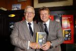 Amsterdam 26 mei 2015
Presenatie boek Bastiaan Ragas. Hij reikt het eerste boek uit aan zijn vader. Tooske Ragas en hun kinderen zijn ook aanwezig in cafe Gruter.