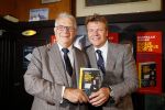Amsterdam 26 mei 2015
Presenatie boek Bastiaan Ragas. Hij reikt het eerste boek uit aan zijn vader. Tooske Ragas en hun kinderen zijn ook aanwezig in cafe Gruter.