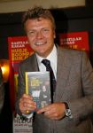 Amsterdam 26 mei 2015
Presenatie boek Bastiaan Ragas. Hij reikt het eerste boek uit aan zijn vader. Tooske Ragas en hun kinderen zijn ook aanwezig in cafe Gruter.