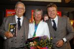 Amsterdam 26 mei 2015
Presenatie boek Bastiaan Ragas. Hij reikt het eerste boek uit aan zijn vader. Tooske Ragas en hun kinderen zijn ook aanwezig in cafe Gruter.