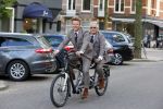 Amsterdam 26 mei 2015
Presenatie boek Bastiaan Ragas. Hij reikt het eerste boek uit aan zijn vader. Tooske Ragas en hun kinderen zijn ook aanwezig in cafe Gruter.