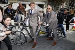 Amsterdam 26 mei 2015
Presenatie boek Bastiaan Ragas. Hij reikt het eerste boek uit aan zijn vader. Tooske Ragas en hun kinderen zijn ook aanwezig in cafe Gruter.