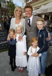 Amsterdam 26 mei 2015
Presenatie boek Bastiaan Ragas. Hij reikt het eerste boek uit aan zijn vader. Tooske Ragas en hun kinderen zijn ook aanwezig in cafe Gruter.