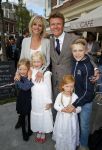 Amsterdam 26 mei 2015
Presenatie boek Bastiaan Ragas. Hij reikt het eerste boek uit aan zijn vader. Tooske Ragas en hun kinderen zijn ook aanwezig in cafe Gruter.