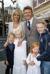 Amsterdam 26 mei 2015
Presenatie boek Bastiaan Ragas. Hij reikt het eerste boek uit aan zijn vader. Tooske Ragas en hun kinderen zijn ook aanwezig in cafe Gruter.