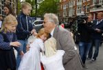Amsterdam 26 mei 2015
Presenatie boek Bastiaan Ragas. Hij reikt het eerste boek uit aan zijn vader. Tooske Ragas en hun kinderen zijn ook aanwezig in cafe Gruter. Vader Bastiaan Ragas met kleinkinderen