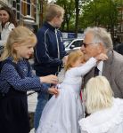 Amsterdam 26 mei 2015
Presenatie boek Bastiaan Ragas. Hij reikt het eerste boek uit aan zijn vader. Tooske Ragas en hun kinderen zijn ook aanwezig in cafe Gruter. Vader Bastiaan Ragas met kleinkinderen