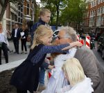 Amsterdam 26 mei 2015
Presenatie boek Bastiaan Ragas. Hij reikt het eerste boek uit aan zijn vader. Tooske Ragas en hun kinderen zijn ook aanwezig in cafe Gruter. Vader Bastiaan Ragas met kleinkinderen