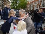 Amsterdam 26 mei 2015
Presenatie boek Bastiaan Ragas. Hij reikt het eerste boek uit aan zijn vader. Tooske Ragas en hun kinderen zijn ook aanwezig in cafe Gruter. Vader Bastiaan Ragas met kleinkinderen