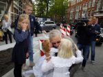 Amsterdam 26 mei 2015
Presenatie boek Bastiaan Ragas. Hij reikt het eerste boek uit aan zijn vader. Tooske Ragas en hun kinderen zijn ook aanwezig in cafe Gruter. Vader Bastiaan Ragas met kleinkinderen