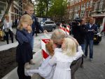 Amsterdam 26 mei 2015
Presenatie boek Bastiaan Ragas. Hij reikt het eerste boek uit aan zijn vader. Tooske Ragas en hun kinderen zijn ook aanwezig in cafe Gruter. Vader Bastiaan Ragas met kleinkinderen