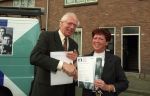 Eindhoven, 15 April 1999
Uitreiking certificaat, wijk Tivoli door burgemeester Rein Welschen aan buurtbewoonster Berti v Aerle
