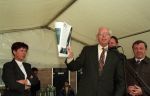 Eindhoven, 15 April 1999
Uitreiking certificaat, wijk Tivoli door burgemeester Rein Welschen aan buurtbewoonster Berti v Aerle