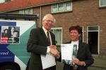 Eindhoven, 15 April 1999
Uitreiking certificaat, wijk Tivoli door burgemeester Rein Welschen aan buurtbewoonster Berti v Aerle