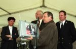Eindhoven, 15 April 1999
Uitreiking certificaat, wijk Tivoli door burgemeester Rein Welschen aan buurtbewoonster Berti v Aerle
