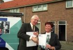 Eindhoven, 15 April 1999
Uitreiking certificaat, wijk Tivoli door burgemeester Rein Welschen aan buurtbewoonster Berti v Aerle